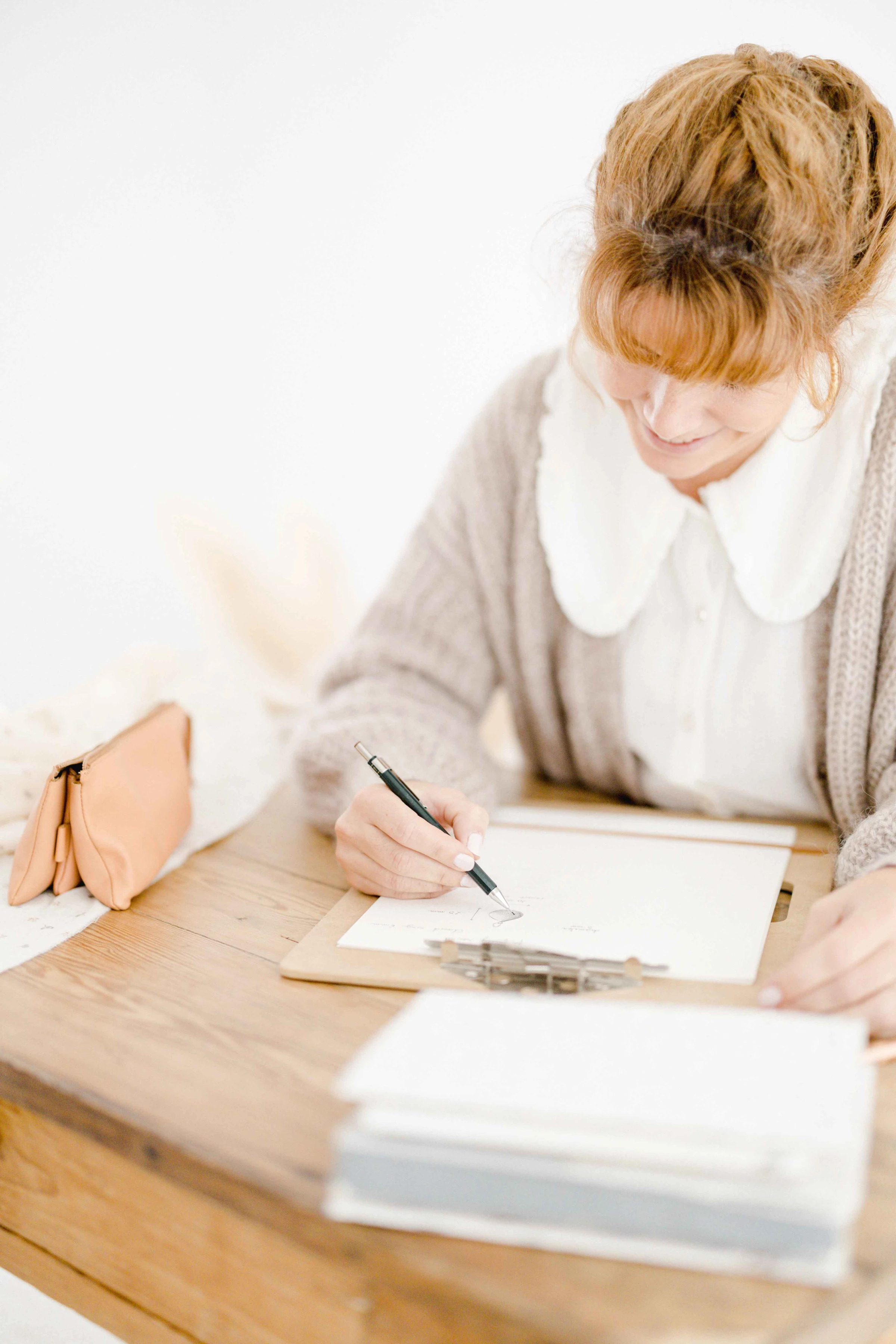 main fournitures de bureau papier meubles papeterie